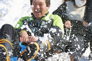 雪を飛ばし滑走